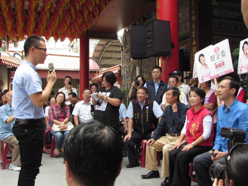 國民黨總統參選人朱立倫22日下午到台中市潭子區得天宮，與首投族、新移民座談。圖：邱珮文/攝   