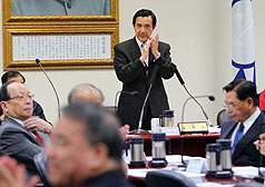 衛生署長邱文達25日在國民黨中常會報告參加2011年世界衛生大會（WHA）成果，黨主席馬英九（站立者）與中常委鼓掌肯定參與部會在世衛為台灣發聲的努力。圖片來源：中央社   