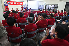 國民黨行動中常會 3日在北市社子地區的中洲區民活動中心舉行，出席會議的中常委穿上台北花博POLO衫，力挺台北國際花博。圖片來源：中央社   