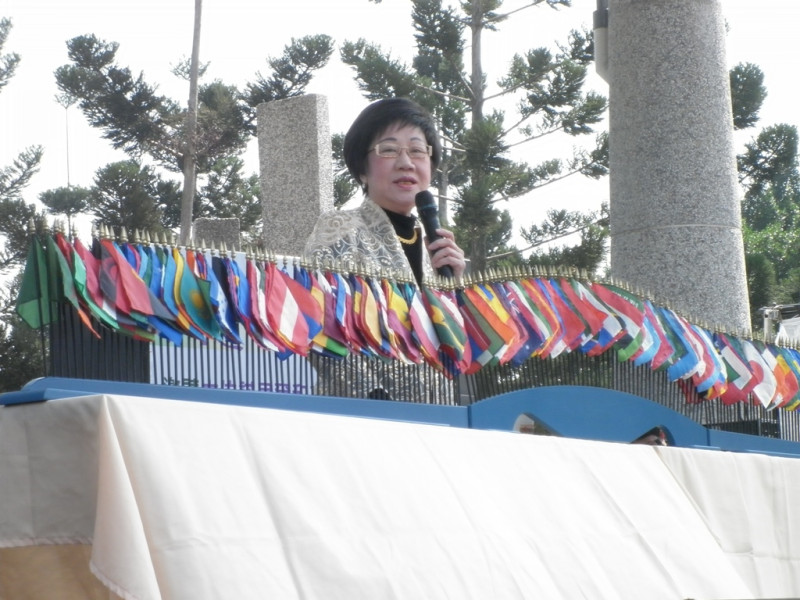 前副總統呂秀蓮28日在大安森林公園音樂台正式宣佈參選2012總統大位，面對媒體詢問，若未獲民進黨提名，是否會脫黨參選？她說，「你們 (媒體)太瞧不起我了。」圖片：謝莉慧攝   
