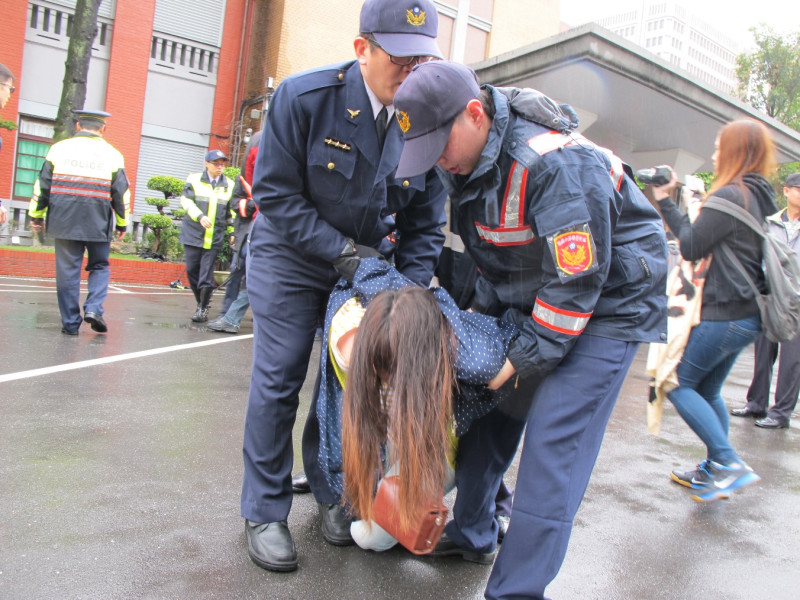 佔領立法院女學生遭警方抬離。圖：林朝億/攝   