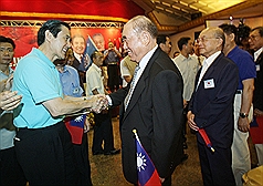 總統馬英九（前左）3日出席「軍榮眷同心挺馬後援會成立大會」，和前行政院長郝柏村（前右2）握手致意。圖片來源：中央社   