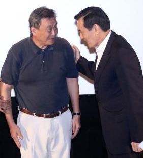 總統馬英九（右）23日在台北西門町出席電影欣賞會， 觀賞歷史紀錄片「阿罩霧風雲II－落子」，並勉勵監製 李崗（左）。圖：中央社   
