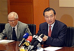 中國國台辦主任王毅(右)27日在中國駐美大使館與旅美僑胞、台胞會談指出，今年兩岸關係是「承前啟後」的重要年頭。圖片來源：中央社   