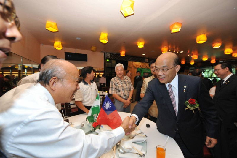 民進黨主席蘇貞昌17日接受泰國台商餐宴時，向台商致意。圖：民進黨提供   