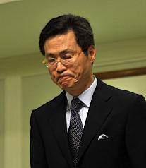 駐斐濟代表秦日新29日在外交部記者會上，鄭重否認他與日本女外交人員有不倫戀，並對近日引發的爭議鞠躬道歉。圖片來源：中央社   