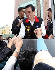 國民黨總統候選人馬英九13日下午到高雄，與夫人周美青首度合體以車隊掃街。圖片來源：中央社   