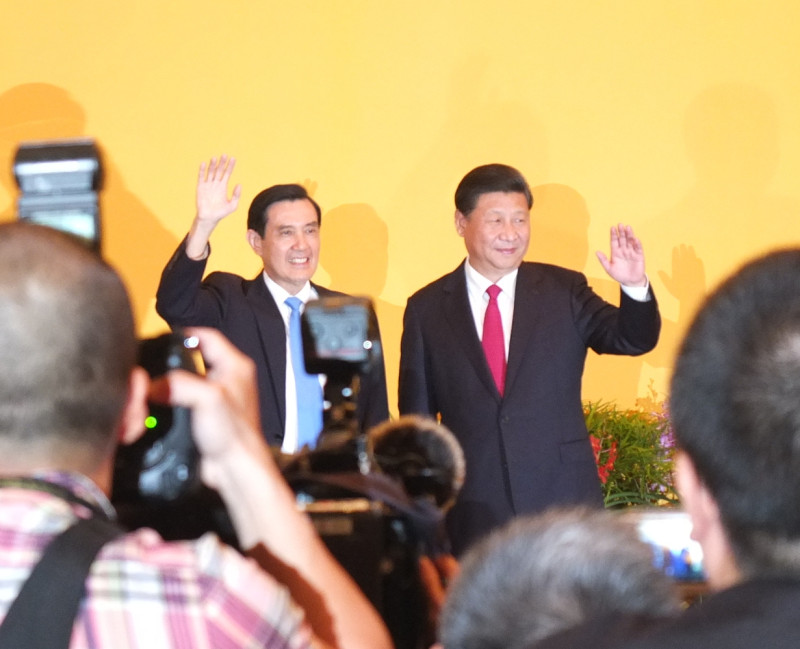 總統馬英九與中國國家主席習近平微笑向媒體揮手。圖：邱珮文/攝   