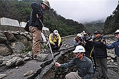 南投縣長李朝卿涉入道路災修工程弊案遭收押，而行政院工程會昨(3)日前往神木村2處道路工程清查施工品質，發現皆有嚴重瑕疵與偷工減料的情形，綠委籲工程會應清查公共工程。圖：中央社   