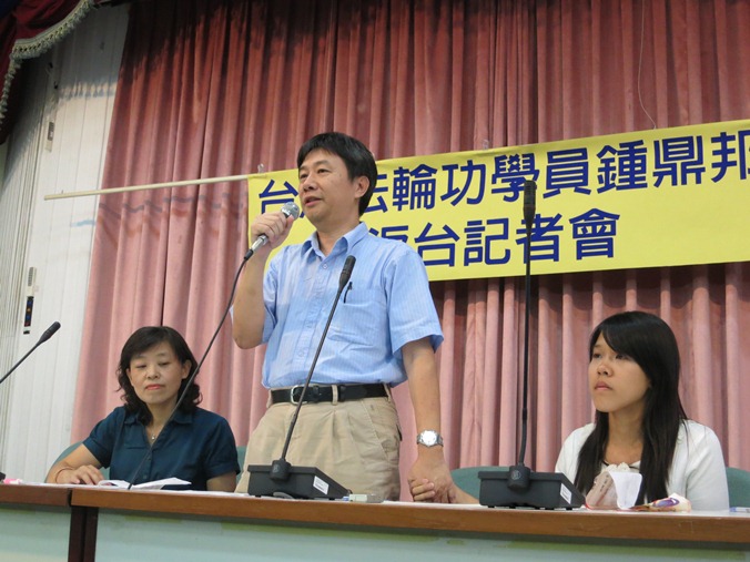 鍾鼎邦在妻子、女兒陪同下13日說明被中國政府拘押情形。圖：林朝億/攝   