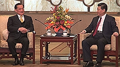 中國國民黨榮譽主席連戰（左）18日傍晚率團在北京釣魚台國賓館，與中共總書記習近平（右）見面，並展開會談。圖：中央社   