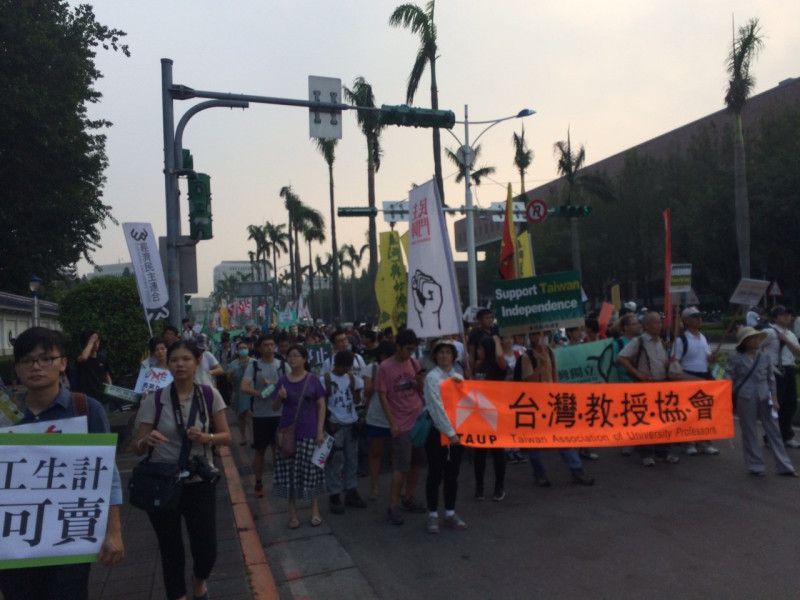 反馬習會遊行7日下午在台北登場，上千民眾走上街頭抗議。圖：符芳碩/攝   