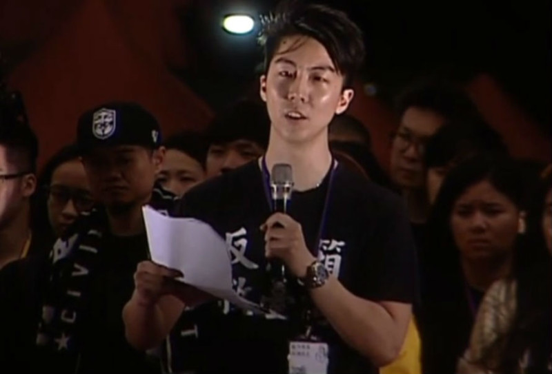 學生代表吳崢今(10)晚上台發表聲明，強調這場運動只是開始，若政府不願與人民和解，民眾也會主動出擊。圖：翁嫆琄/攝。   