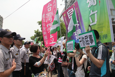 中國國台辦主任張志軍28日訪台中市惠明盲校，與台中市長胡志強會面，抗議民眾到校外高舉旗幟及海報，表達訴求；警方也嚴陣以待。圖：中央社   