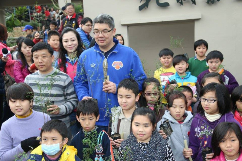 台北市長參選人連勝文今(12)早到南港山上的茶園，和舊庄國小小朋友一起種樹。圖2之1：林雨佑/攝   