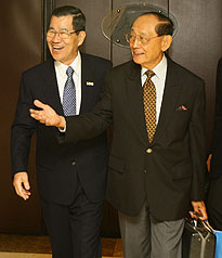 副總統蕭萬長（左）7日在台北亞都麗緻飯店與菲律賓前總統羅慕斯（Fidel V.Ramos）（右）進行早餐會。圖片來源：中央社   