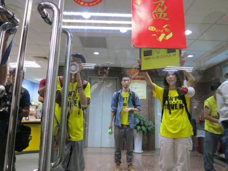 抗議台南鐵路東移民眾14日下午衝到民進黨10樓抗議。圖2之1：林朝億/攝   