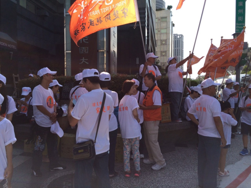支持者在台北花園酒店外搖旗吶喊，「凍蒜」聲不絕於耳。圖：符芳碩/攝   