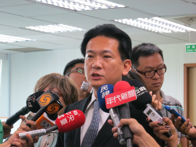 民進黨發言人林俊憲4日表示，希望藉由馬蘇服貿辯論，讓更多人瞭解這個議題。圖：林朝億/攝   