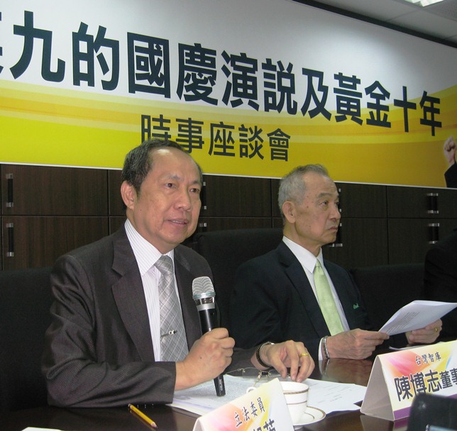 台灣智庫董事長陳博志（左）11日在新台灣國策智庫舉辦的「評馬英九的國慶演說及黃金十年」記者會表示，633要做到，未來4年每年要成經濟長率要達到9%。圖：林朝億/攝影   