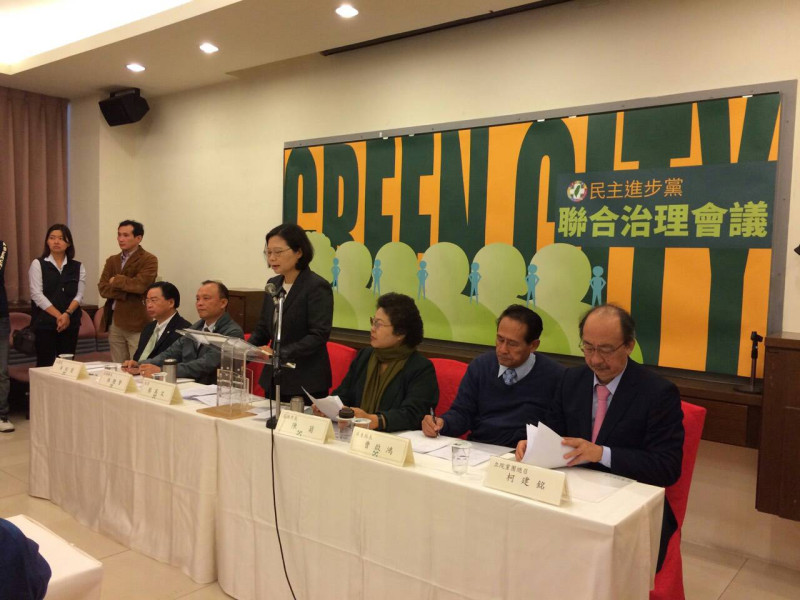 民進黨縣市長當選人20日簽署「攜手共進，改變台灣」2014地方執政宣言，歡迎其他黨派縣市長加入合作平台。圖：民進黨提供   