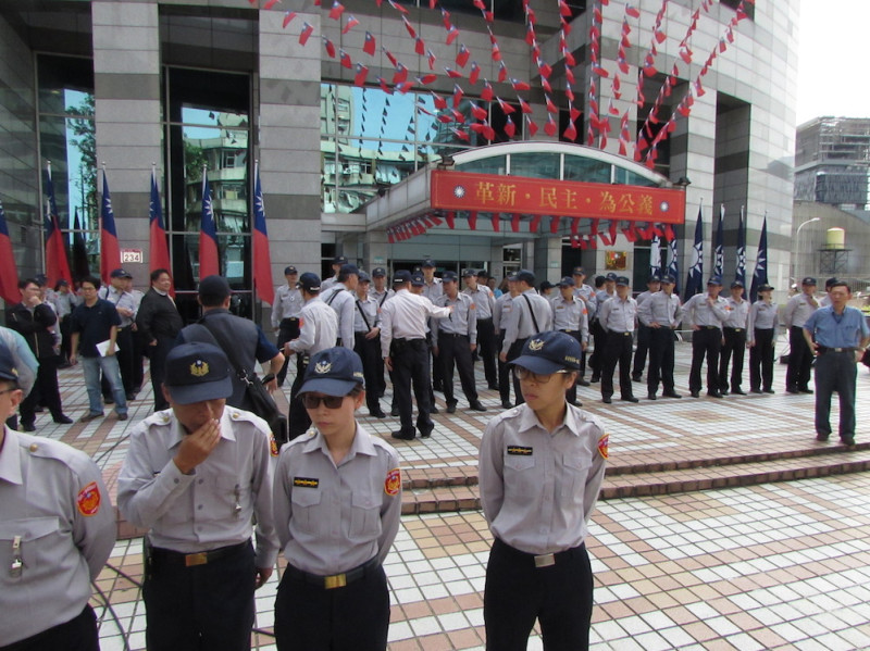 國民黨中常會7日下午將討論是否召開臨全會處理「換柱」，上午已有零星的洪秀柱支持者與員警發生衝突，現場氣氛緊張。圖：邱珮文/攝   