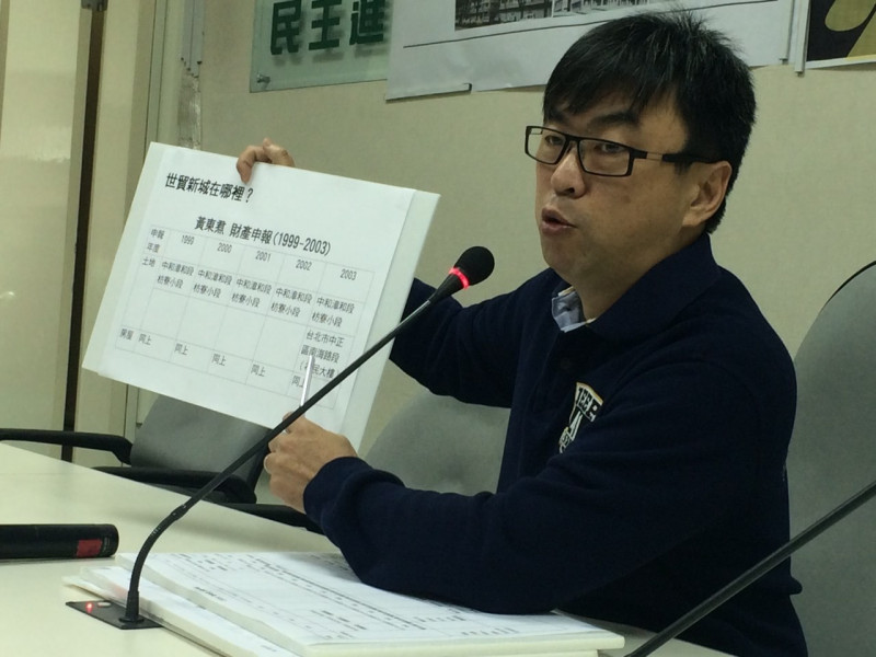 民進黨立委段宜康28日召開記者會，指控王如玄以母親當買賣軍宅人頭。圖：符芳碩/攝   