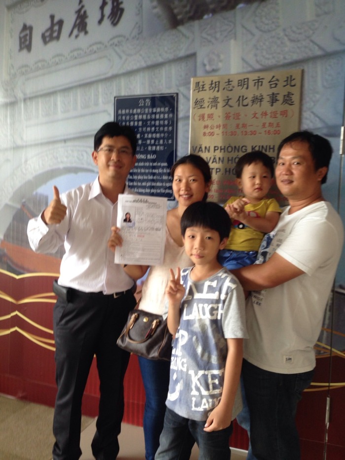 移民署駐越南移民秘書林志偉協助鐘姓僑民一家取得入境許可，安全返台。圖：內政部提供   