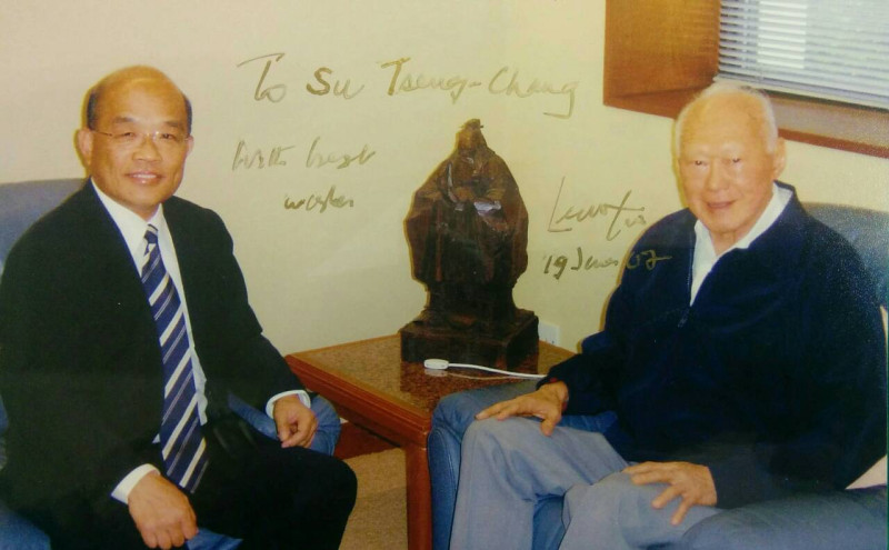 民進黨前主席蘇貞昌先前拜會新加坡前總理李光耀。圖：蘇貞昌辦公室提供   