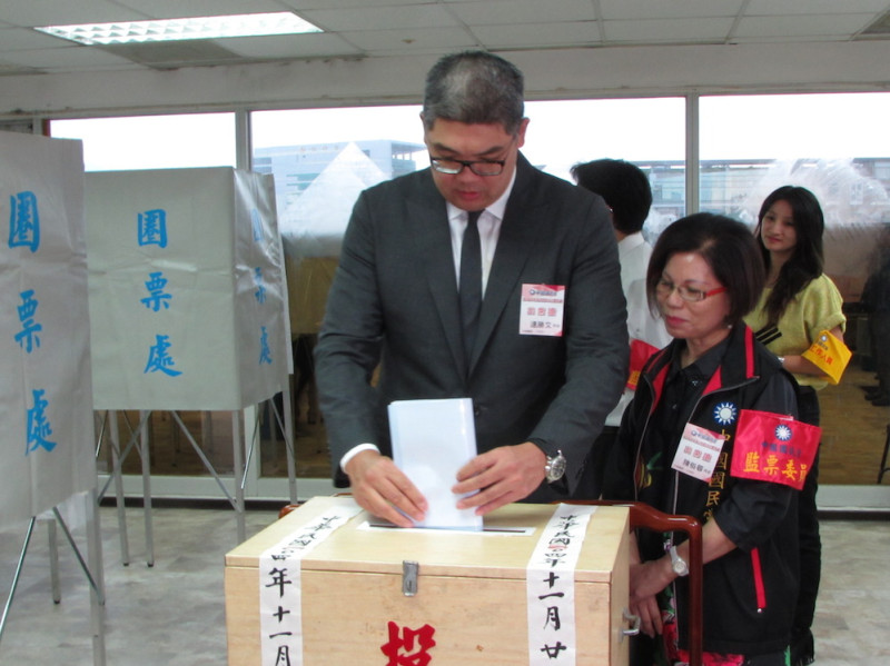 具中央委員身份的連勝文上午也出席投票。圖：邱珮文/攝   