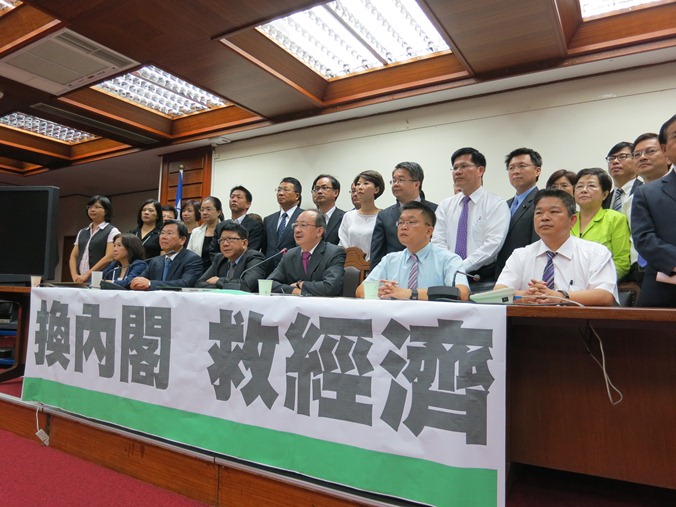 民進黨團17日呼籲「換內閣，救經濟」，將於明日提倒閣案。圖：林朝億/攝   