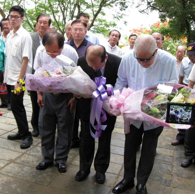 前總統李登輝今（17）日在烏山頭水庫向八田與一銅像獻花。圖：林朝億/攝   