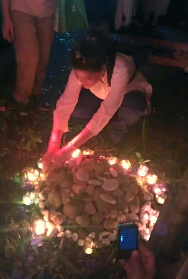民間團體昨晚在台大校園以一人一石方式堆砌石碑，紀念陳文成博士。圖：李雲深/攝   