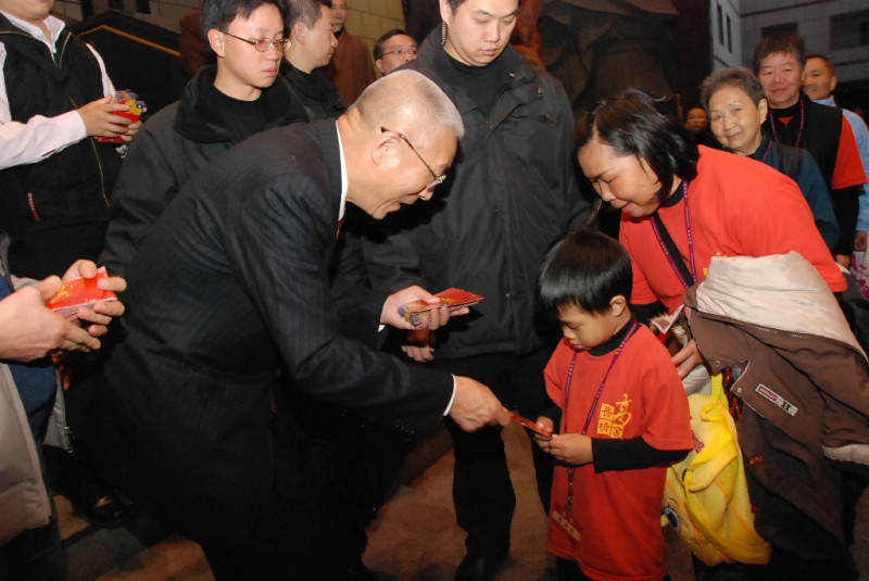 行政院長吳敦義伉儷23日回到南投跟鄉親拜年並發送紅包。圖片來源：南投縣政府提供   