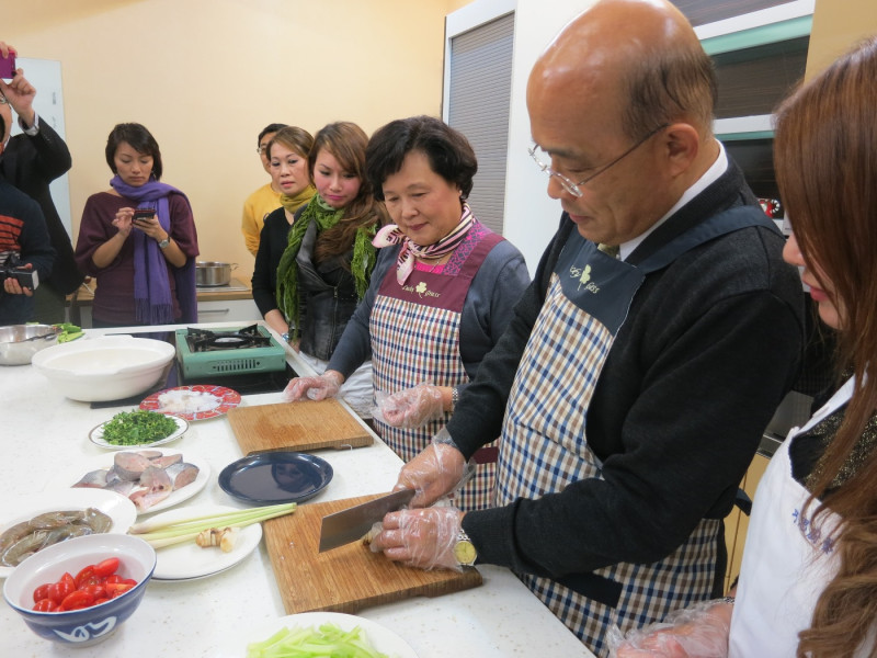 民進黨主席蘇貞昌拿起菜刀，架勢十足。圖：林朝億/攝影   