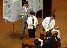 立法院22日投票表決民主進步黨、台灣團結聯盟立法院黨團對行政院長陳冲提出的不信任案。圖片來源：中央社。   