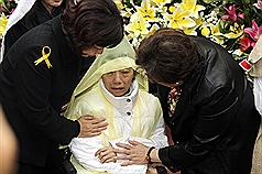 母親吳王霞過世，今(10)日告別式，吳淑珍痛哭。(圖片來源:中央社)   