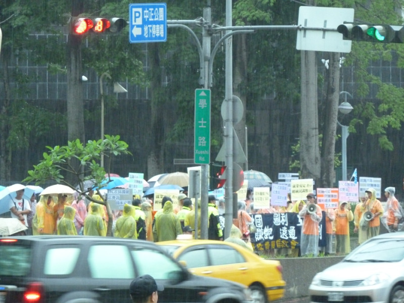 包括國道收費員自救會行動、全國關廠工人連線及中部大學學生社團上百人今(20)日在馬英九就職6周年的會場外冒雨靜坐抗議，並高喊口號，但場內的馬英九卻聽不到。圖：謝莉慧/攝   