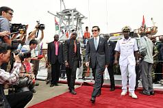 總統馬英九（前右2）13日在非洲友邦甘比亞共和國訪問，參觀班竹軍港，在登船參觀港口後，馬總統面帶微
笑下船。圖片來源：中央社   