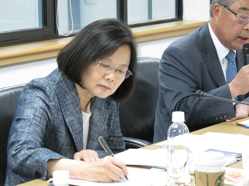 民進黨主席蔡英文5日用心記載工總理事長許勝雄談話。圖：林朝億/攝&nbsp;&nbsp;&nbsp;