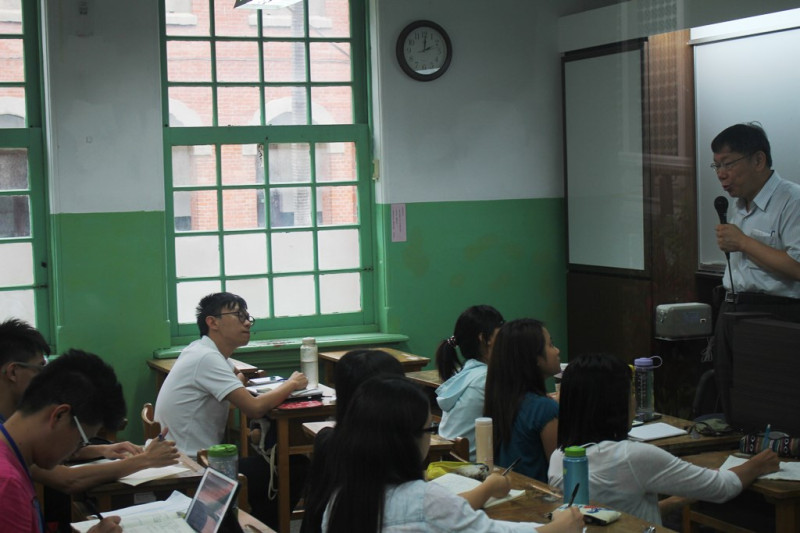 柯文哲下午受邀前往台大法學院，在香港中文大學的領袖學程中和學生座談。圖：劉奕霆/攝   