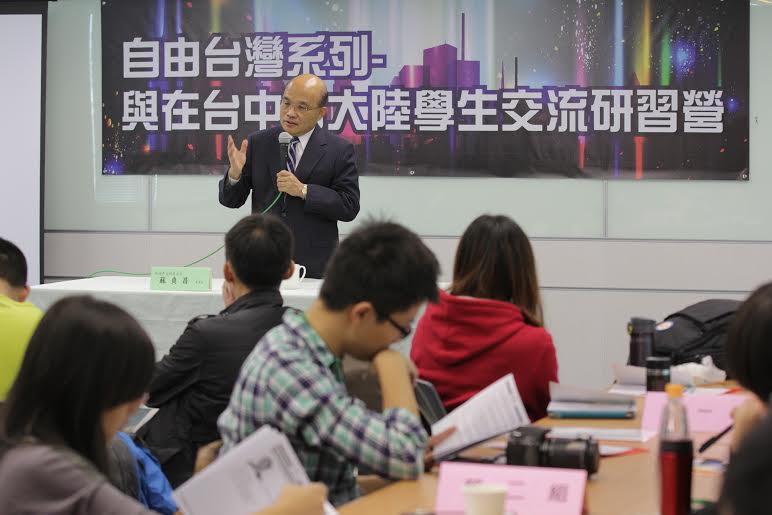 民進黨新境界文教基金會首度舉辦為期2天1夜的「自由台灣系列-與在台中國大陸學生交流研習營」。黨主席蘇貞昌11/30在開幕時致詞。圖2-1：民進黨提供   