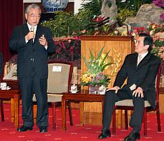 總統馬英九（右）31日上午在總統府接見工商團體代表，包括中華民國全國工業總會理事長許勝雄（左）等40餘人，針對服貿議題交換意見。圖：中央社   