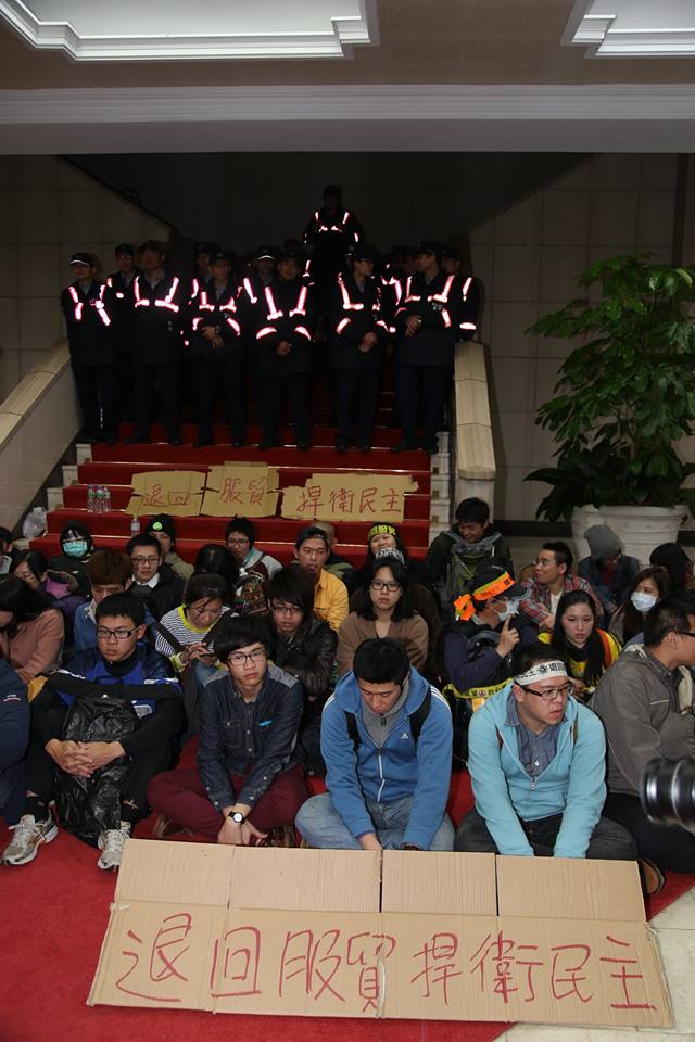 攻入行政院後，60名學生靜坐在行政院內廳前，最後遭到鎮暴警察驅離的情形，則因為警方先推開媒體而不得而知。圖：林雨佑/攝   