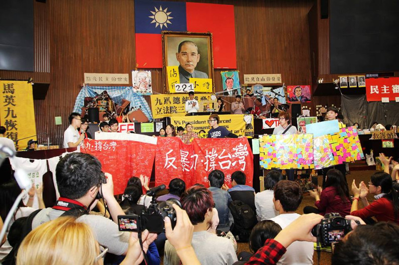 5名來自香港的學生今（26）日下午拿著千人連署聲援的布條，到立法院議場替抗爭的學生打氣加油。圖：獨立媒體提供   