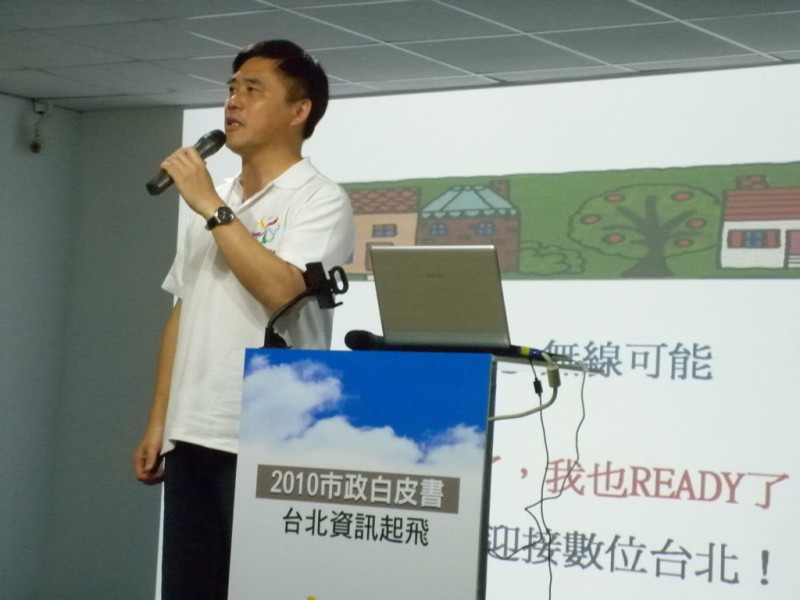 台北市長郝龍斌30日承諾，如果他連任，從100年起，台北市民眾在公共場所都可以免費無線上網。圖片：謝莉慧攝   