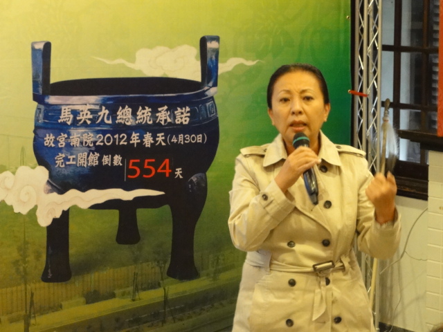 以為民進黨今天中午要開中執會的嘉義縣長張花冠（圖），卻發現僅開中常會而已，跑錯場的她，順便找了幾位熟悉的媒體們到黨中央樓下聊天，順便抱怨一下故宮南院遲遲沒有動靜。圖片來源：newtalk資料照片。   