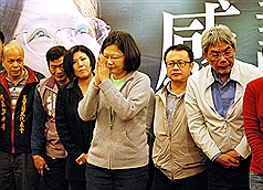 民進黨主席蔡英文（右3）5日到花蓮謝票，她向支持者喊話，只要大家心不變、意志力依然堅強，總有一天我們會成功。圖片來源:中央社   