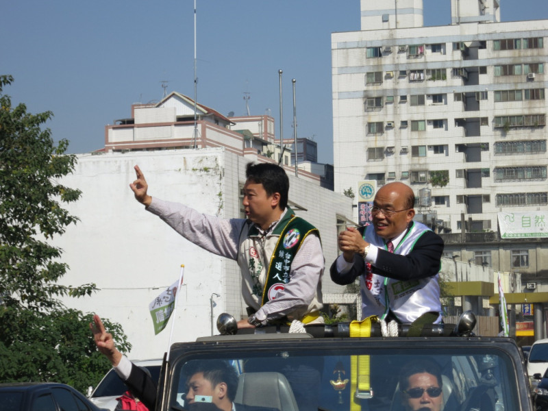 民進黨主席蘇貞昌16日在台中霧峰地區陪同立委候選人陳世凱掃街。圖：林朝億/攝   