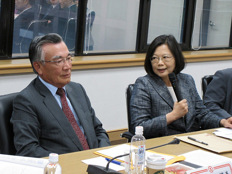 前行政院副院長長林信義5日陪同民進黨主席蔡英文拜會工總。圖：林朝億/攝&nbsp;&nbsp;&nbsp;